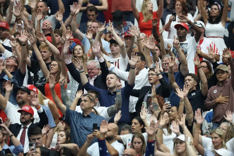 Suze, tuga i križevi: Pogledajte atmosferu prije posljednjeg opro&scaron;taja od Charlieja Kirka