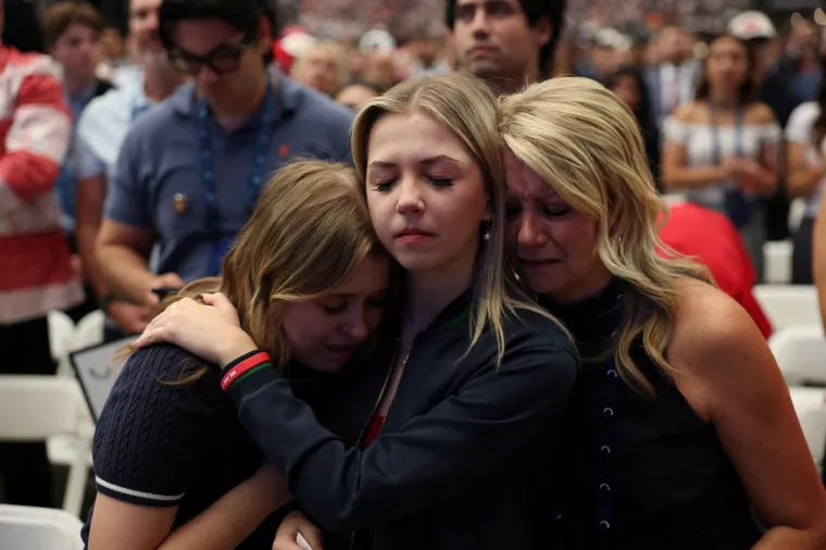 Suze, tuga i križevi: Pogledajte atmosferu prije posljednjeg oproštaja od Charlieja Kirka