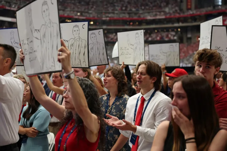 Suze, tuga i križevi: Pogledajte atmosferu prije posljednjeg oproštaja od Charlieja Kirka