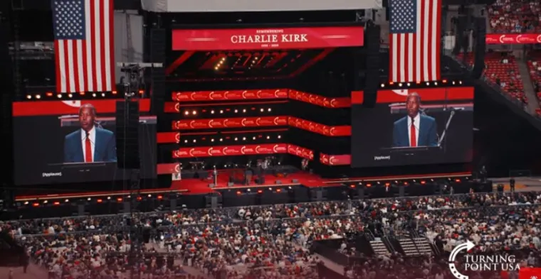 Suze, tuga i križevi: Pogledajte atmosferu prije posljednjeg opro&scaron;taja od Charlieja Kirka