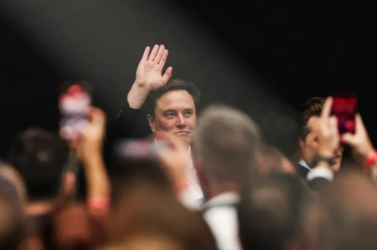 Suze, tuga i križevi: Pogledajte atmosferu prije posljednjeg oproštaja od Charlieja Kirka