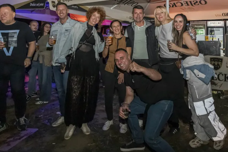 Kakve krasotice! Zbog njih mnogi su i zaboravili koncert: Dvije dame ljepotom zasjenile nastup