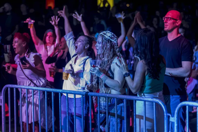 Kakve krasotice! Zbog njih mnogi su i zaboravili koncert: Dvije dame ljepotom zasjenile nastup