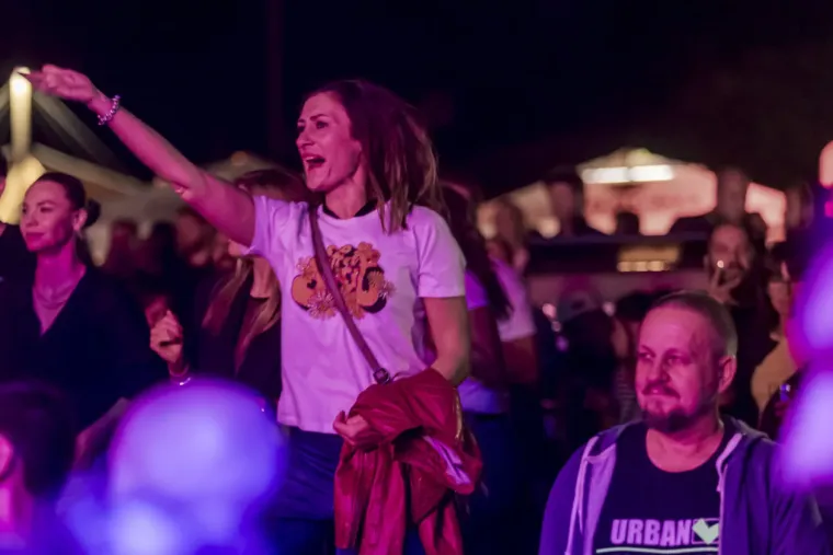 Kakve krasotice! Zbog njih mnogi su i zaboravili koncert: Dvije dame ljepotom zasjenile nastup