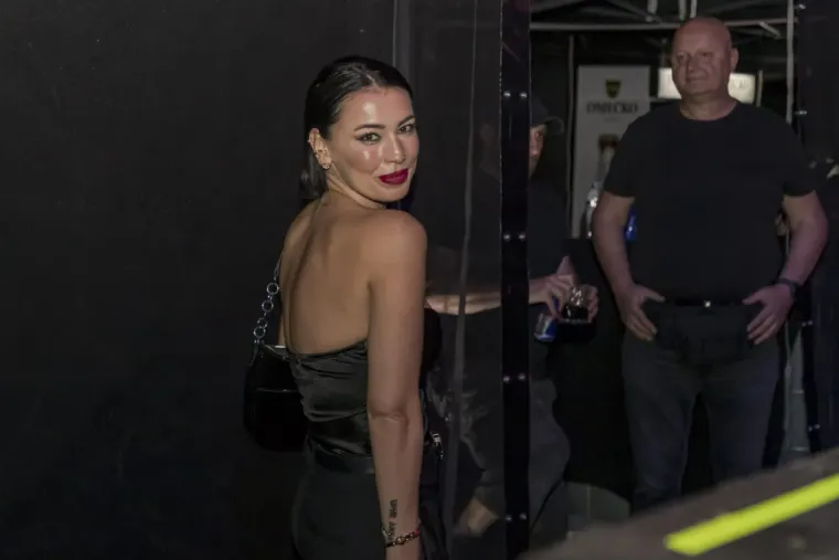 Kakve krasotice! Zbog njih mnogi su i zaboravili koncert: Dvije dame ljepotom zasjenile nastup