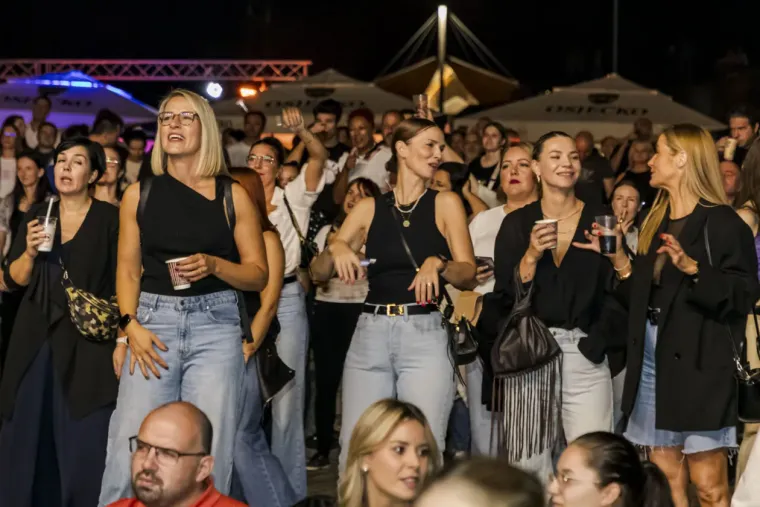 Kakve krasotice! Zbog njih mnogi su i zaboravili koncert: Dvije dame ljepotom zasjenile nastup