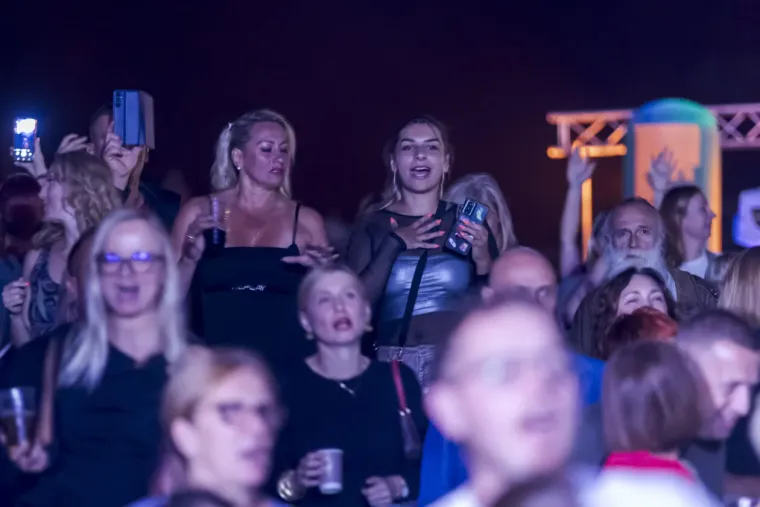 Kakve krasotice! Zbog njih mnogi su i zaboravili koncert: Dvije dame ljepotom zasjenile nastup