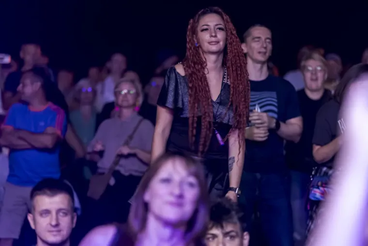 Kakve krasotice! Zbog njih mnogi su i zaboravili koncert: Dvije dame ljepotom zasjenile nastup