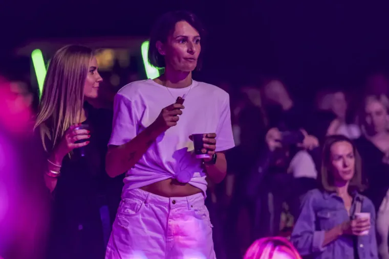 Kakve krasotice! Zbog njih mnogi su i zaboravili koncert: Dvije dame ljepotom zasjenile nastup