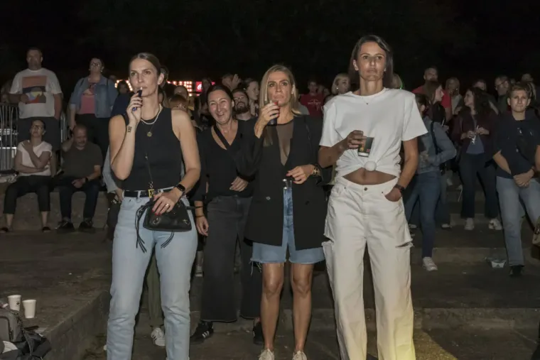 Kakve krasotice! Zbog njih mnogi su i zaboravili koncert: Dvije dame ljepotom zasjenile nastup