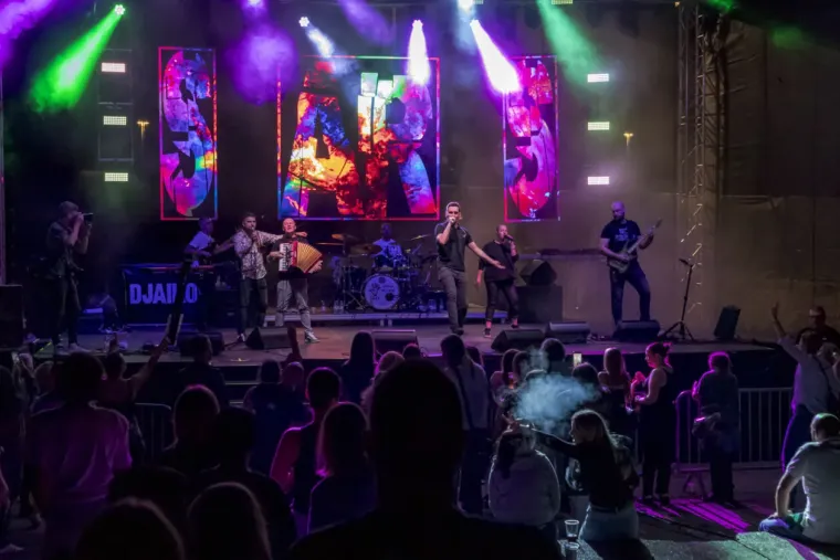 Kakve krasotice! Zbog njih mnogi su i zaboravili koncert: Dvije dame ljepotom zasjenile nastup