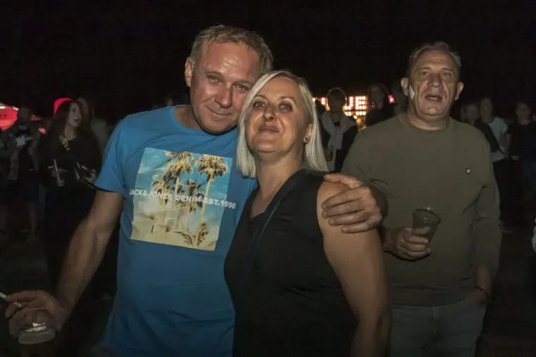 Kakve krasotice! Zbog njih mnogi su i zaboravili koncert: Dvije dame ljepotom zasjenile nastup