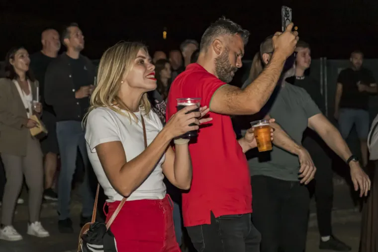 Kakve krasotice! Zbog njih mnogi su i zaboravili koncert: Dvije dame ljepotom zasjenile nastup