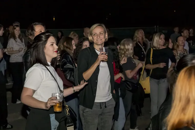 Kakve krasotice! Zbog njih mnogi su i zaboravili koncert: Dvije dame ljepotom zasjenile nastup