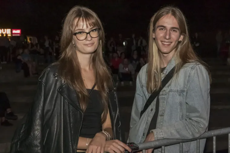 Kakve krasotice! Zbog njih mnogi su i zaboravili koncert: Dvije dame ljepotom zasjenile nastup