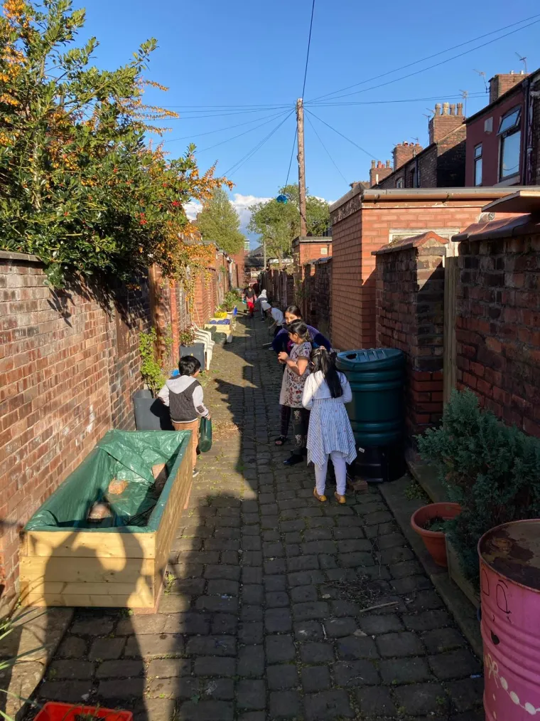 I ova je ulica bila preplavljena smećem do krova, a onda su stanari preuzeli stvar u svoje ruke i stvorili pravu oazu