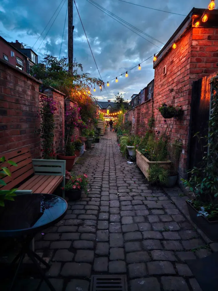 I ova je ulica bila preplavljena smećem do krova, a onda su stanari preuzeli stvar u svoje ruke i stvorili pravu oazu