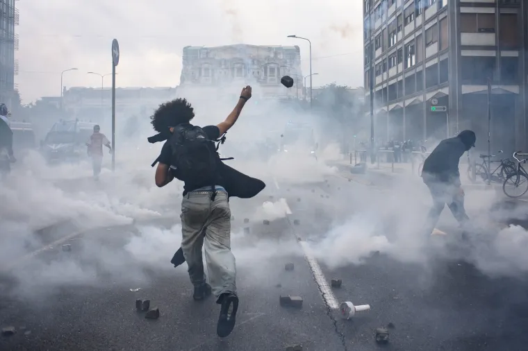 'Dan' za Gazu završio brutalnim sukobom, prosvjednici izvan kontrole: Ozlijeđeno 60 policajaca