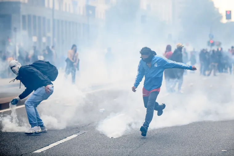 'Dan' za Gazu završio brutalnim sukobom, prosvjednici izvan kontrole: Ozlijeđeno 60 policajaca