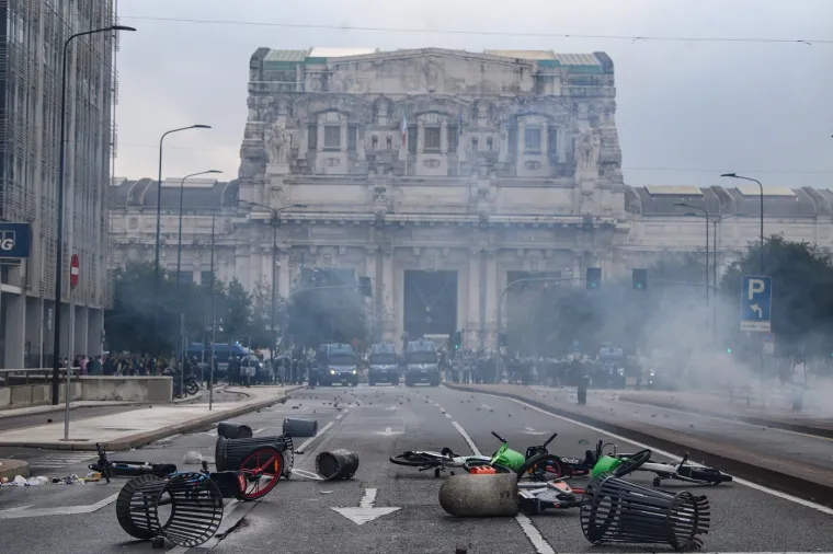 'Dan' za Gazu završio brutalnim sukobom, prosvjednici izvan kontrole: Ozlijeđeno 60 policajaca