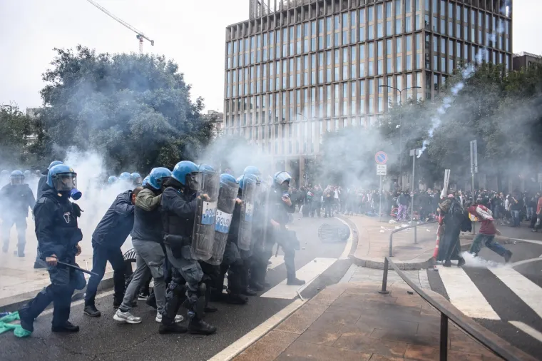 'Dan' za Gazu zavr&scaron;io brutalnim sukobom, prosvjednici izvan kontrole: Ozlijeđeno 60 policajaca