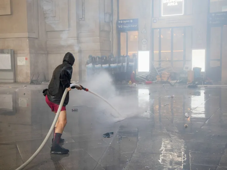 'Dan' za Gazu zavr&scaron;io brutalnim sukobom, prosvjednici izvan kontrole: Ozlijeđeno 60 policajaca