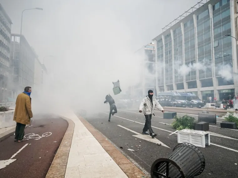 'Dan' za Gazu zavr&scaron;io brutalnim sukobom, prosvjednici izvan kontrole: Ozlijeđeno 60 policajaca
