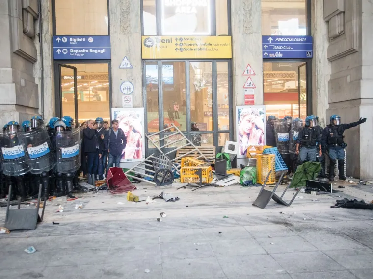 'Dan' za Gazu zavr&scaron;io brutalnim sukobom, prosvjednici izvan kontrole: Ozlijeđeno 60 policajaca