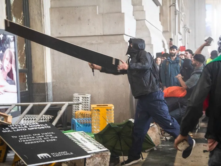 'Dan' za Gazu zavr&scaron;io brutalnim sukobom, prosvjednici izvan kontrole: Ozlijeđeno 60 policajaca