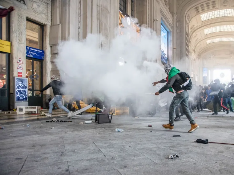 'Dan' za Gazu zavr&scaron;io brutalnim sukobom, prosvjednici izvan kontrole: Ozlijeđeno 60 policajaca