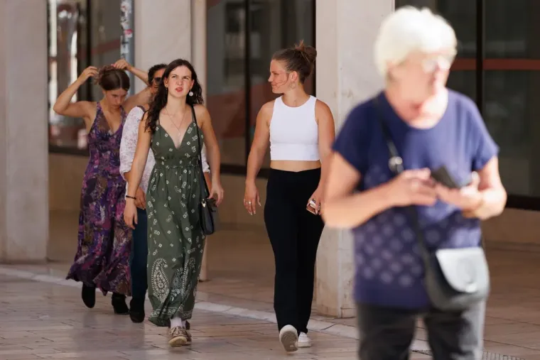 Ma kakva jesen: Zadranke prošetale u haljinicama i privlačile poglede slučajnih prolaznika