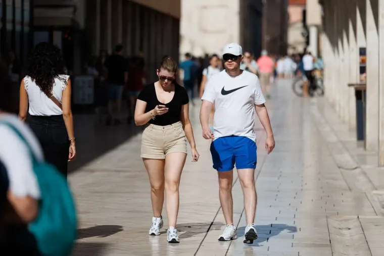 Ma kakva jesen: Zadranke pro&scaron;etale u haljinicama i privlačile poglede slučajnih prolaznika