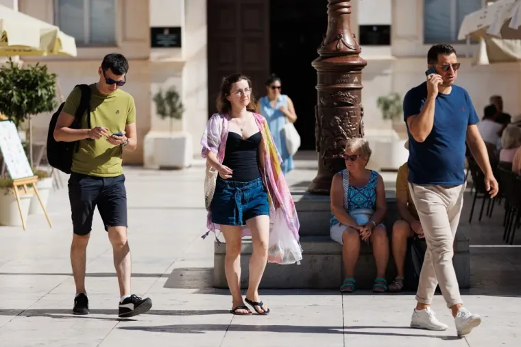 Ma kakva jesen: Zadranke pro&scaron;etale u haljinicama i privlačile poglede slučajnih prolaznika