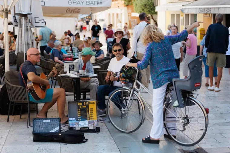 Ma kakva jesen: Zadranke pro&scaron;etale u haljinicama i privlačile poglede slučajnih prolaznika