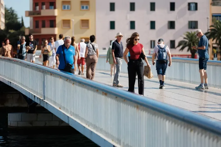 Ma kakva jesen: Zadranke pro&scaron;etale u haljinicama i privlačile poglede slučajnih prolaznika