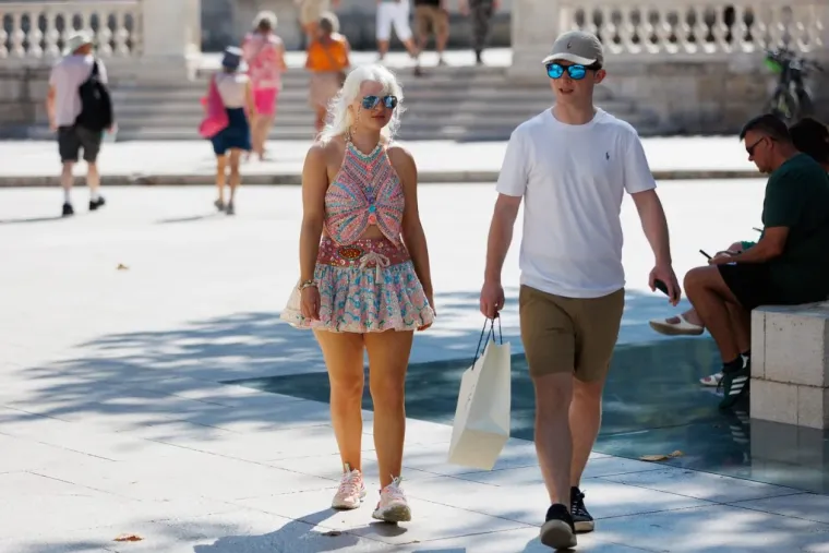 Ma kakva jesen: Zadranke pro&scaron;etale u haljinicama i privlačile poglede slučajnih prolaznika