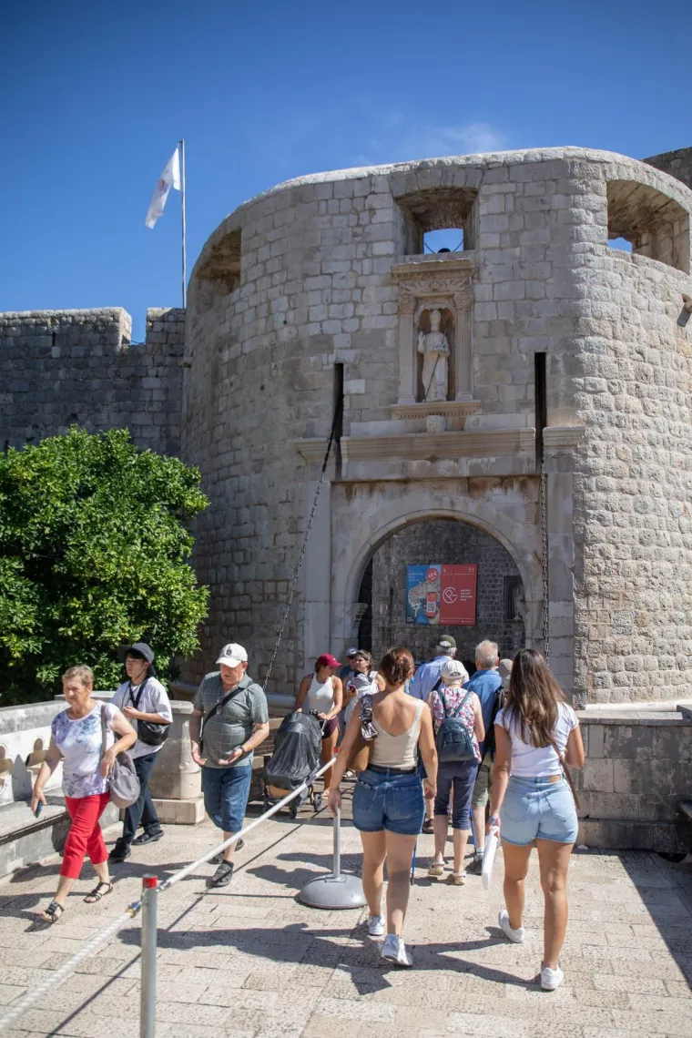 Brineta u roza bikiniju nije trebala nikoga: Ljepotica tamnog tena uživala u vlastitom društvu