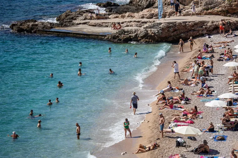 Brineta u roza bikiniju nije trebala nikoga: Ljepotica tamnog tena uživala u vlastitom društvu