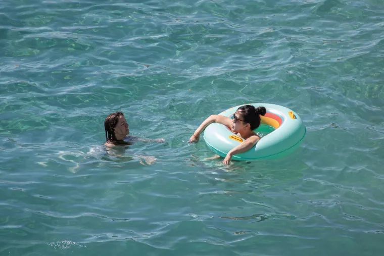 Brineta u roza bikiniju nije trebala nikoga: Ljepotica tamnog tena uživala u vlastitom dru&scaron;tvu