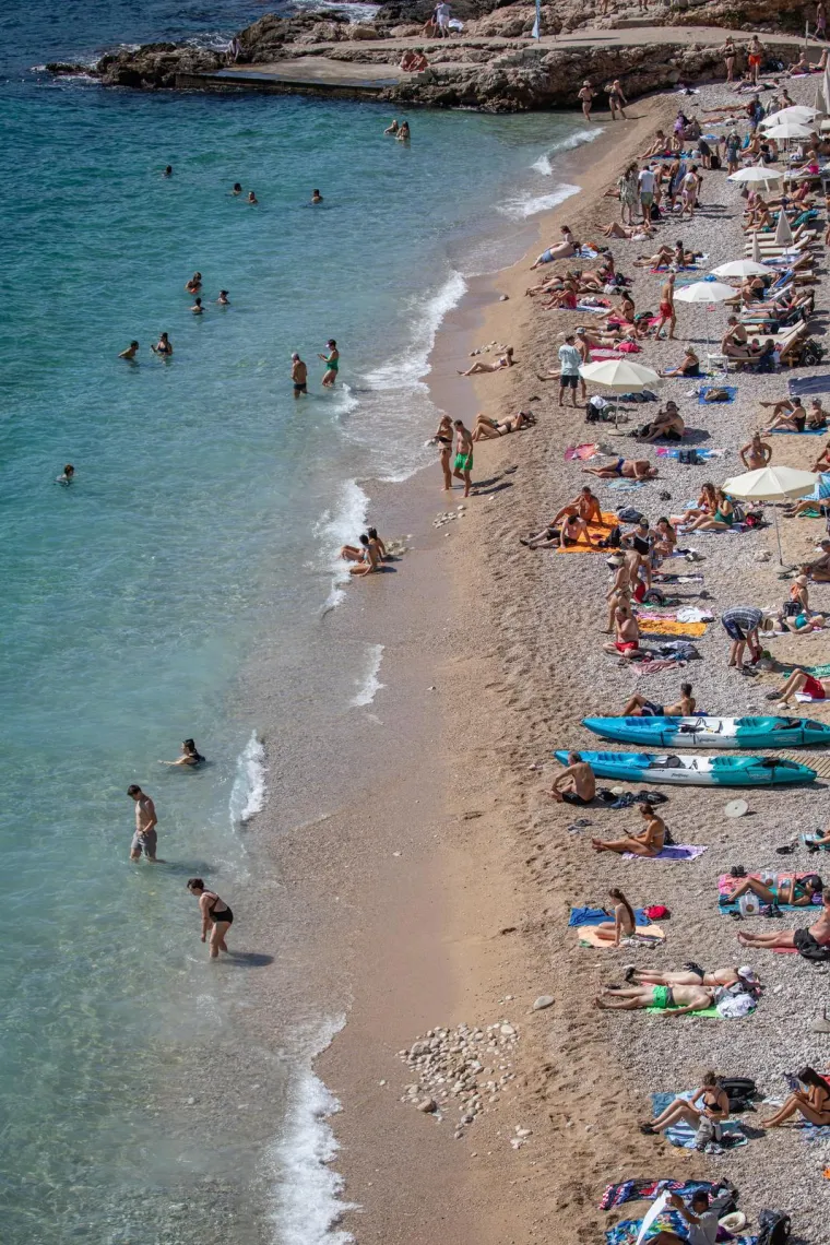 Brineta u roza bikiniju nije trebala nikoga: Ljepotica tamnog tena uživala u vlastitom dru&scaron;tvu