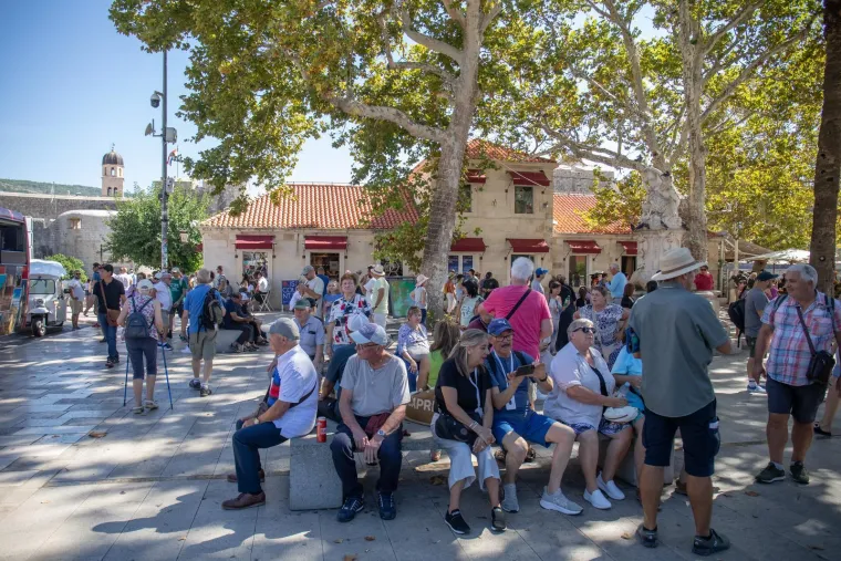 Brineta u roza bikiniju nije trebala nikoga: Ljepotica tamnog tena uživala u vlastitom dru&scaron;tvu