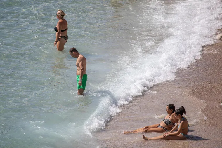 Brineta u roza bikiniju nije trebala nikoga: Ljepotica tamnog tena uživala u vlastitom dru&scaron;tvu