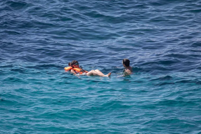 Brineta u roza bikiniju nije trebala nikoga: Ljepotica tamnog tena uživala u vlastitom dru&scaron;tvu