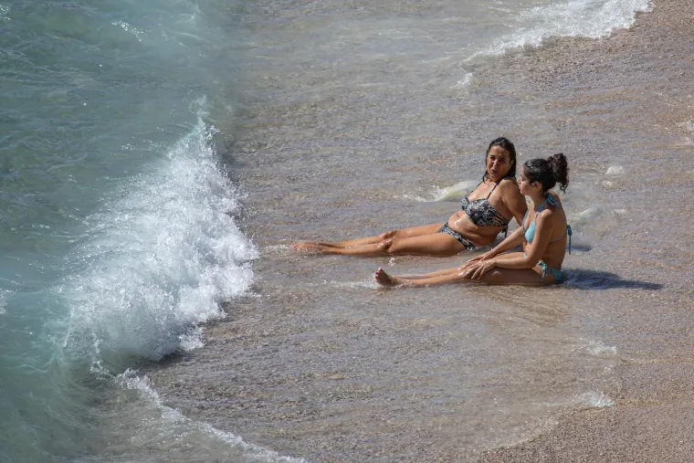 Brineta u roza bikiniju nije trebala nikoga: Ljepotica tamnog tena uživala u vlastitom dru&scaron;tvu