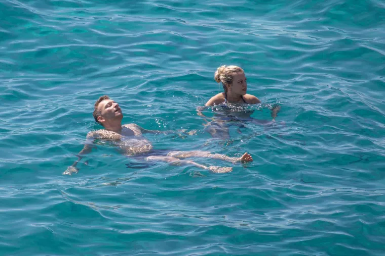 Brineta u roza bikiniju nije trebala nikoga: Ljepotica tamnog tena uživala u vlastitom dru&scaron;tvu