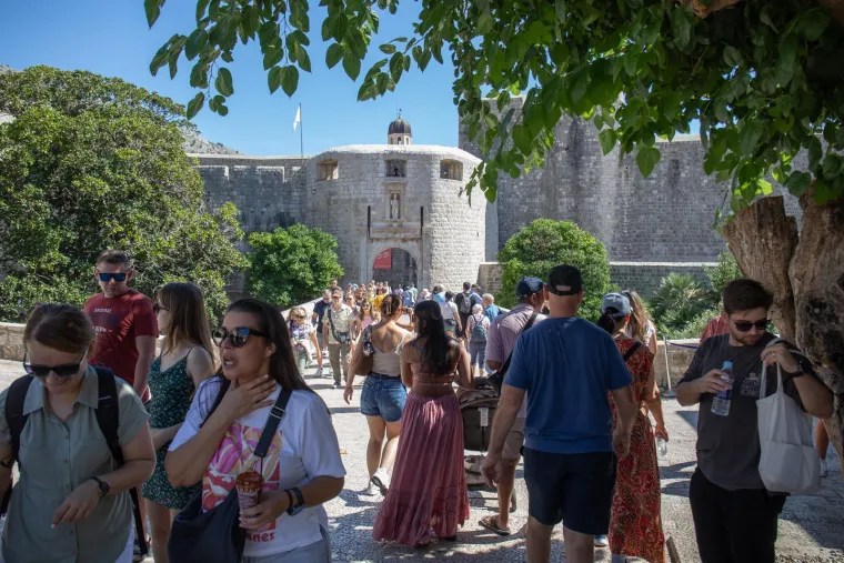 Brineta u roza bikiniju nije trebala nikoga: Ljepotica tamnog tena uživala u vlastitom dru&scaron;tvu