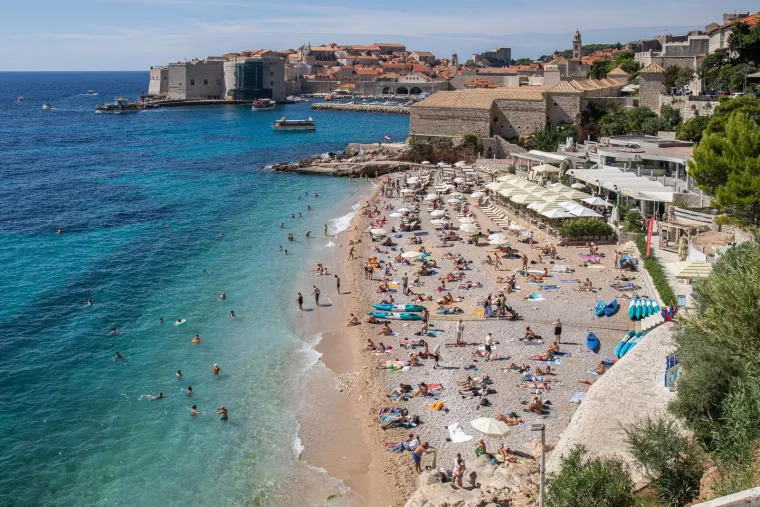 Brineta u roza bikiniju nije trebala nikoga: Ljepotica tamnog tena uživala u vlastitom dru&scaron;tvu