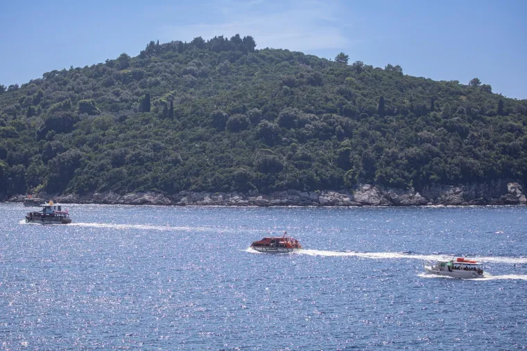 Brineta u roza bikiniju nije trebala nikoga: Ljepotica tamnog tena uživala u vlastitom dru&scaron;tvu