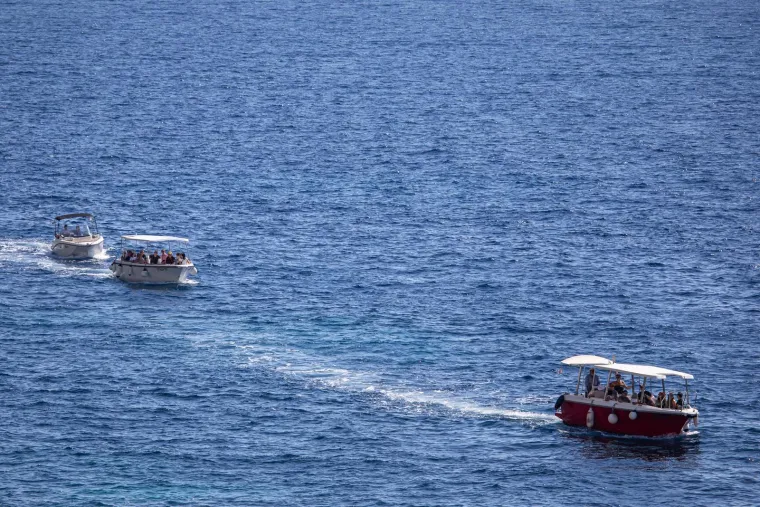 Brineta u roza bikiniju nije trebala nikoga: Ljepotica tamnog tena uživala u vlastitom dru&scaron;tvu