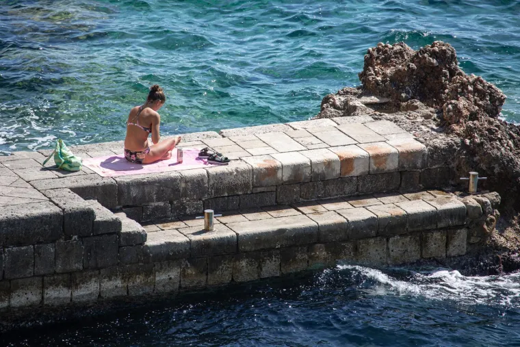 Brineta u roza bikiniju nije trebala nikoga: Ljepotica tamnog tena uživala u vlastitom društvu